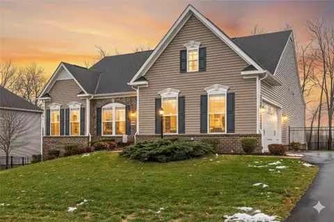 345 Park Edge Dr, Clinton, PA 15026