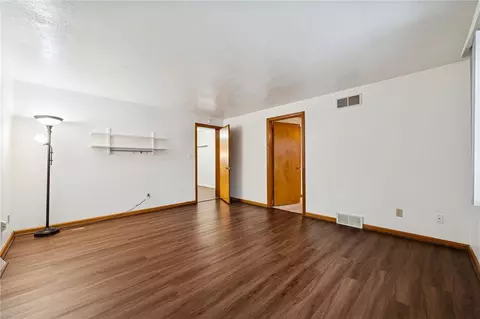Living - 910 Colonial Manor Rd, Irwin, PA 15642 photo 6 of 7