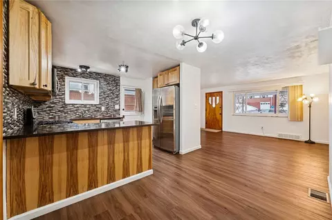 Living - 910 Colonial Manor Rd, Irwin, PA 15642 photo 5 of 7