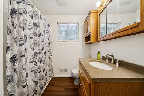 Bath - 910 Colonial Manor Rd, Irwin, PA 15642 photo 2 of 3