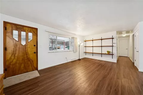 Living - 910 Colonial Manor Rd, Irwin, PA 15642 photo 1 of 7