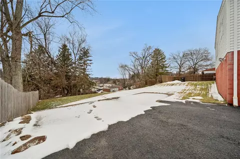Exterior - 910 Colonial Manor Rd, Irwin, PA 15642 photo 5 of 6