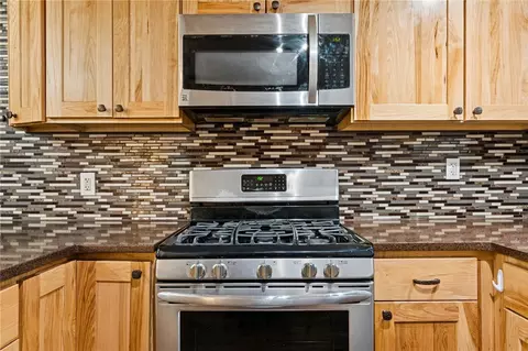 Kitchen - 910 Colonial Manor Rd, Irwin, PA 15642 photo 2 of 5