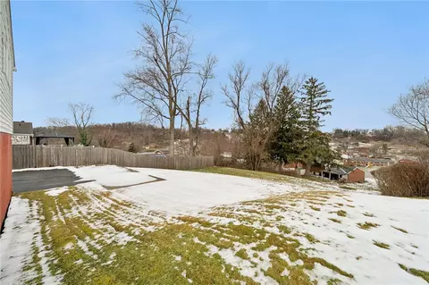 Exterior - 910 Colonial Manor Rd, Irwin, PA 15642 photo 4 of 6