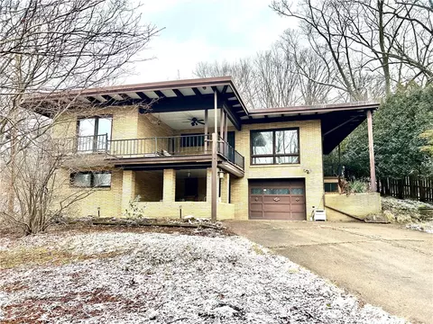 107 Rockwell Dr, Jeannette, PA 15644