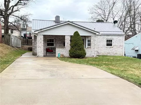 210 Carson St, Springdale, PA 15144
