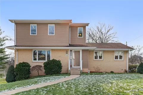 990 Holly Lynne Dr, Pittsburgh, PA 15236