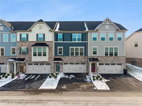 2002 Spinosa Ln, Jeannette, PA 15644