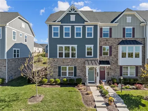 1050 Adair Ave, Valencia, PA 16059
