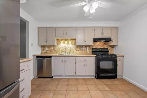 Kitchen - 7 Dover Rd, Irwin, PA 15642 photo 2 of 5