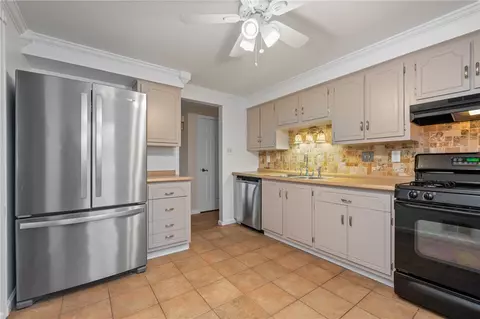 Kitchen - 7 Dover Rd, Irwin, PA 15642 photo 3 of 5