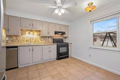 Kitchen - 7 Dover Rd, Irwin, PA 15642 photo 4 of 5