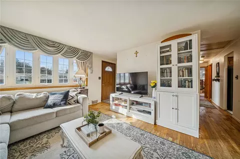 Living - 13723 Ormsby, Irwin, PA 15642 photo 2 of 4