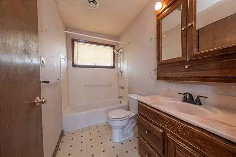 Bath - 221-227 Spring St, Harwick, PA 15049 photo 2 of 4