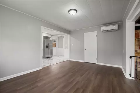 Living - 309 Beech St, Vandergrift, PA 15690 photo 3 of 11
