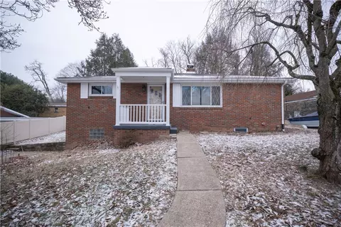 105 Horseshoe Dr, White Oak, PA 15131