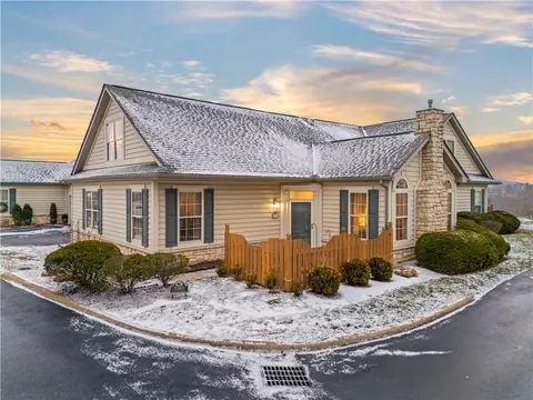 1303 Golf Course Dr, Washington, PA 15301