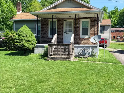 2179 Woodbine Dr, Hermitage, PA 16148