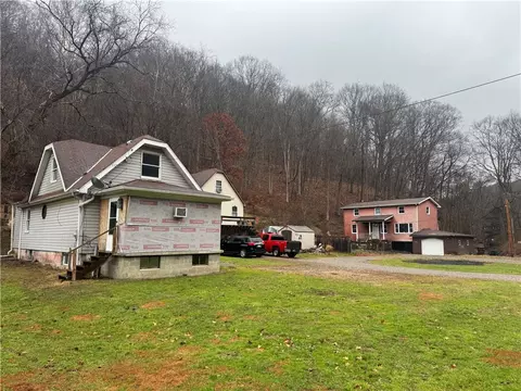 819 Howes Run Rd, Tarentum, PA 15084