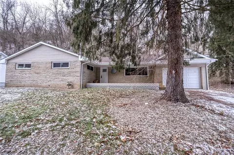 11 Brook St #A, Coraopolis, PA 15108
