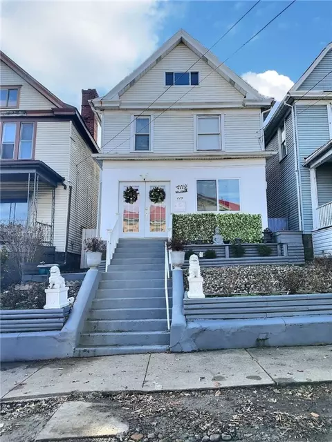 229 W Berkeley St, Uniontown, PA 15401