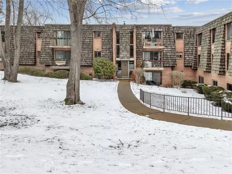 1332 Forest Green Dr, Coraopolis, PA 15108