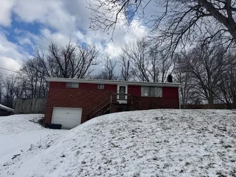 2151 The Cir, Washington, PA 15301