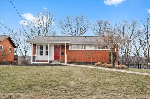 105 Woodridge Dr, Carnegie, PA 15106