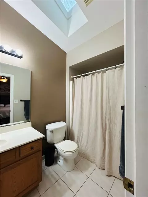 Bath - 6912 Spring Valley Ln, Export, PA 15632 photo 2 of 3