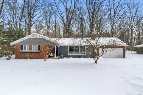 679 Dogwood Ln, Hermitage, PA 16148