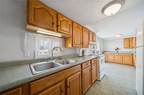 Kitchen - 1609 Old Brodhead Rd, Monaca, PA 15061 photo 4 of 6