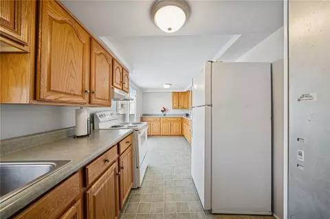 Kitchen - 1609 Old Brodhead Rd, Monaca, PA 15061 photo 3 of 6