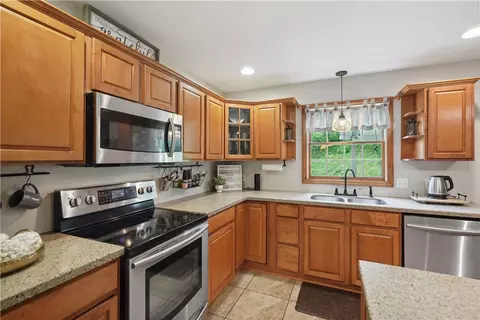 Kitchen - 565 Leeper Rd, Georgetown, PA 15043 photo 4 of 4
