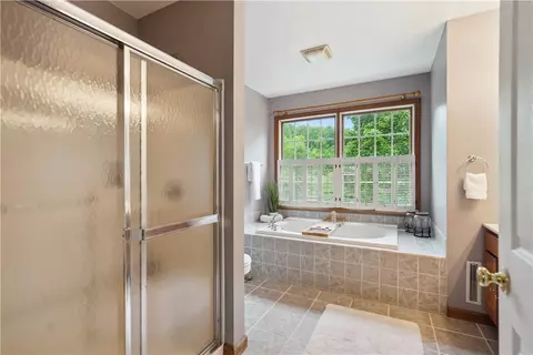 Bath - 565 Leeper Rd, Georgetown, PA 15043 photo 3 of 4