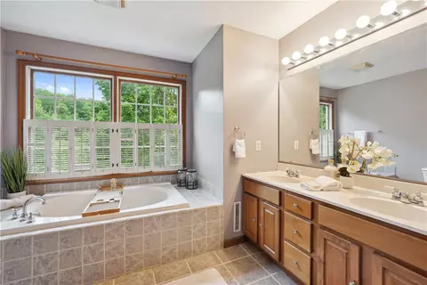 Bath - 565 Leeper Rd, Georgetown, PA 15043 photo 2 of 4