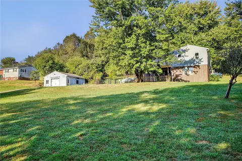 208 Mccleary Rd, Hookstown, PA 15050