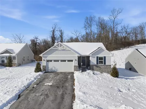 412 Spruce Ln, Houston, PA 15342