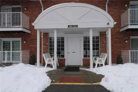 211 Clubhouse Dr #211, Washington, PA 15301
