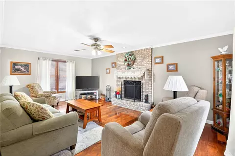 Living - 112 Circle Dr, Irwin, PA 15642 photo 2 of 3