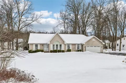 3233 Greentree Cir, New Castle, PA 16105