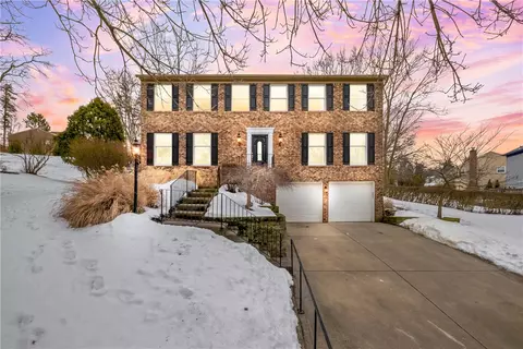 897 Macarthur Dr, Pittsburgh, PA 15228