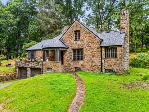 2501 Oakwood Rd, Glenshaw, PA 15116