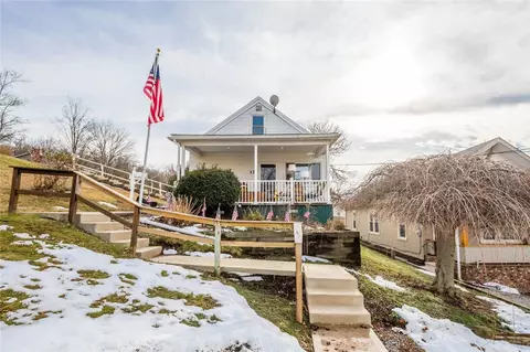 17 Hickory St, Burgettstown, PA 15021