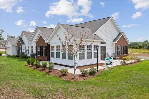 1020 Autumn Woods Dr, Evans City, PA 16033
