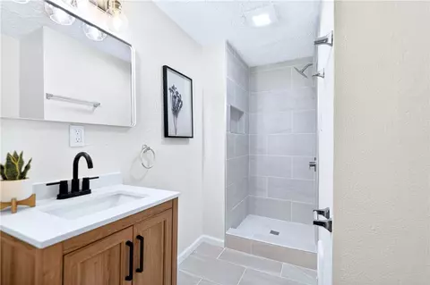 Bath - 1923 Ivanhoe Dr, Irwin, PA 15642 photo 2 of 2