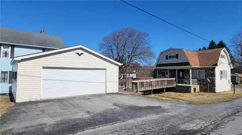 60 Strayer St, Central City, PA 15926