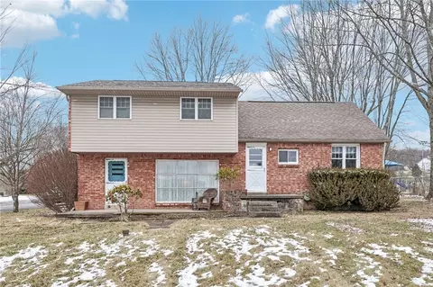 1043 Van Velsor Dr, Bakerstown, PA 15007