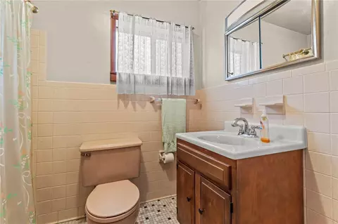 Bath - 488 Georgetown Rd, Lawrence, PA 15055 photo 1 of 2