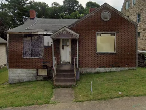 151 W 1515 W Pike, Houston, PA 15342