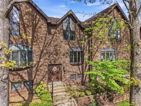 10098 Mansion Dr, Gibsonia, PA 15044